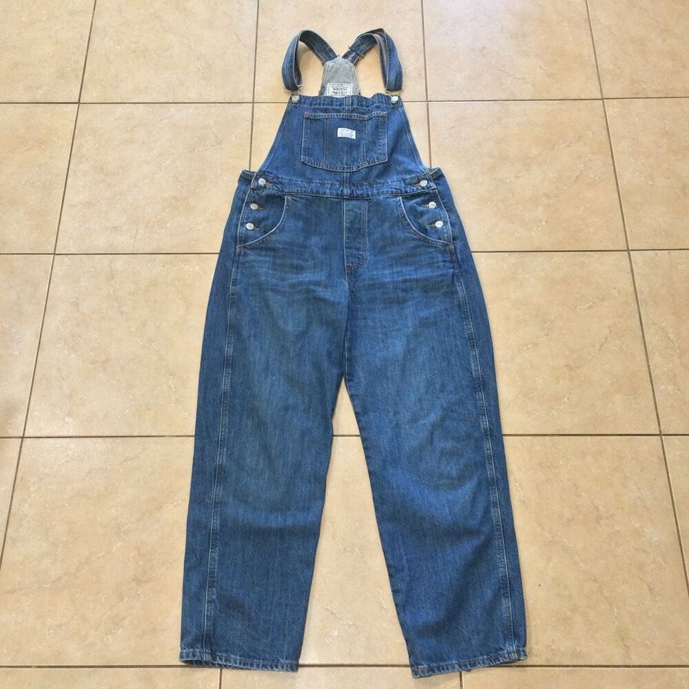 Women’s vintage Levi’s overalls medium wash size medium